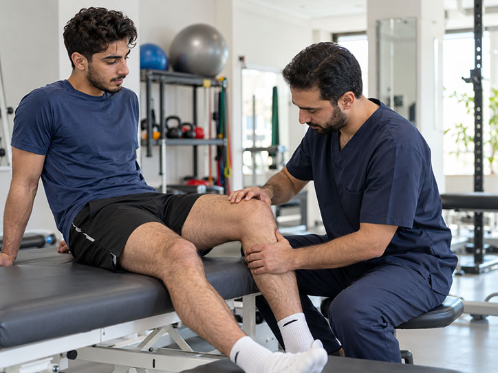 ارزیابی آسیب زانو در ورزشکار توسط فیزیوتراپیست برای تعیین برنامه فیزیوتراپی آسیب ورزشی
